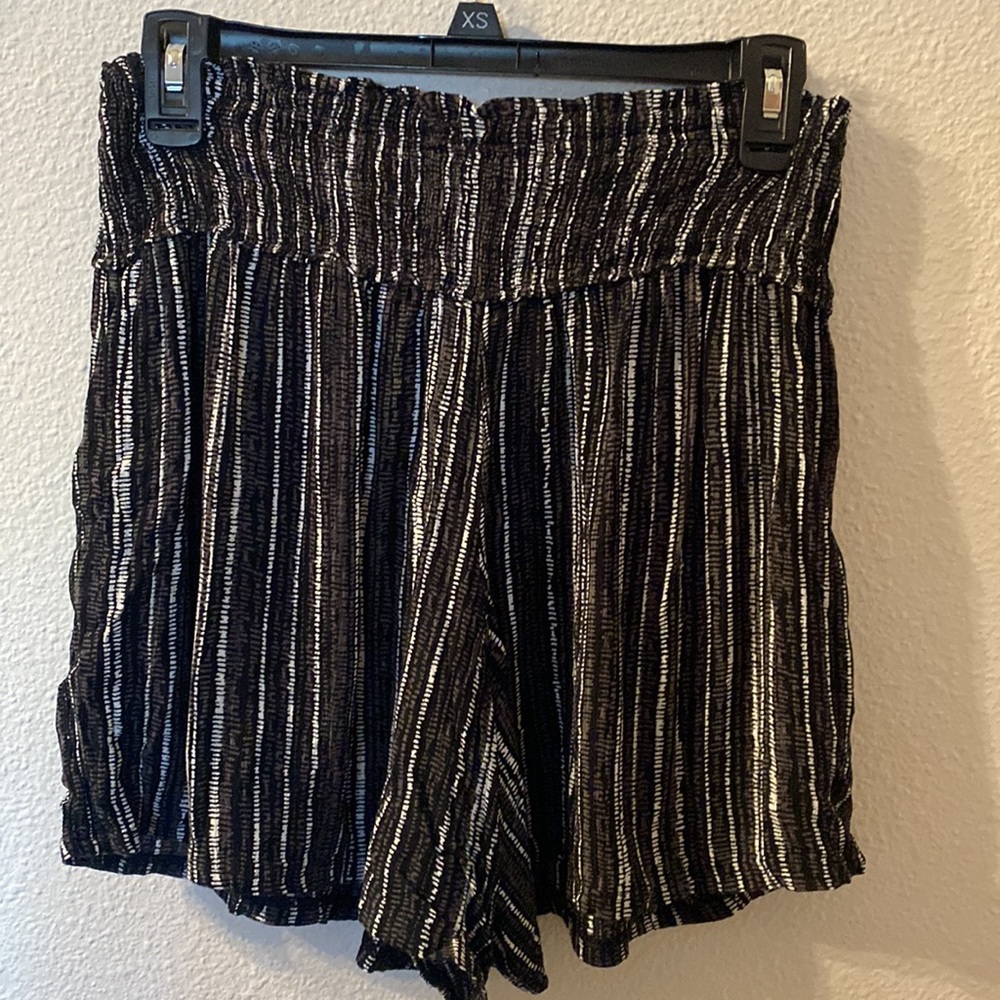Marika wide leg striped shorts size small - Picture 6 of 6